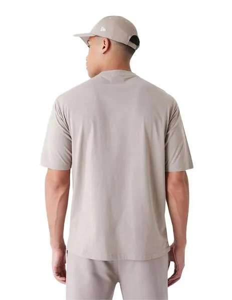 camiseta new era neyyan essential oversized marrón unisex.