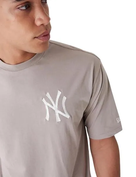 camiseta new era neyyan essential oversized marrón unisex.