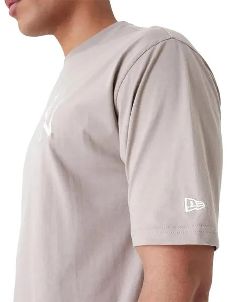 camiseta new era neyyan essential oversized marrón unisex.